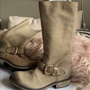 NWOT Leather distressed Steve Madden Boots